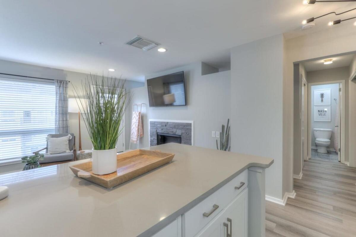 Walk To Broadway Riverfront Condo With Pool Nashville Buitenkant foto
