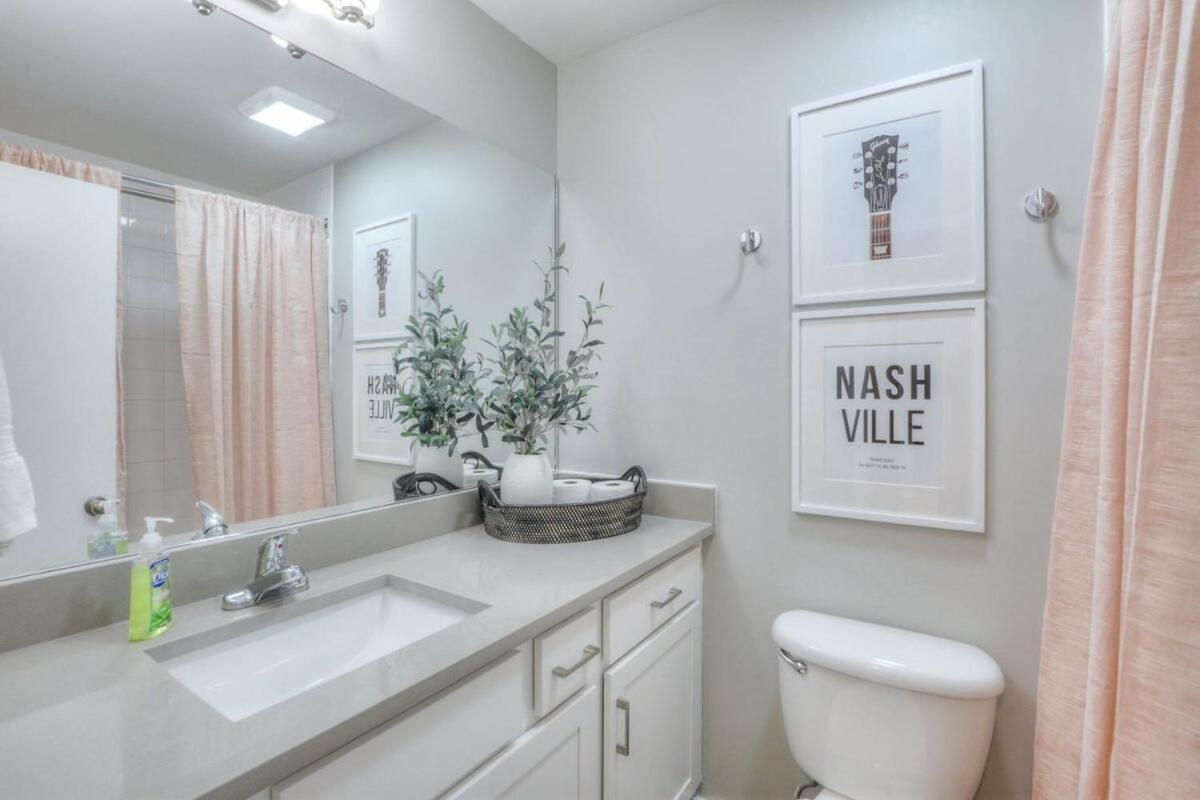 Walk To Broadway Riverfront Condo With Pool Nashville Buitenkant foto