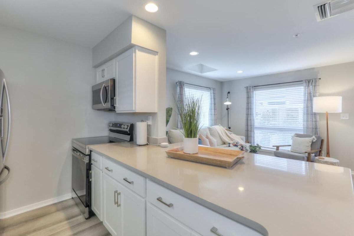 Walk To Broadway Riverfront Condo With Pool Nashville Buitenkant foto