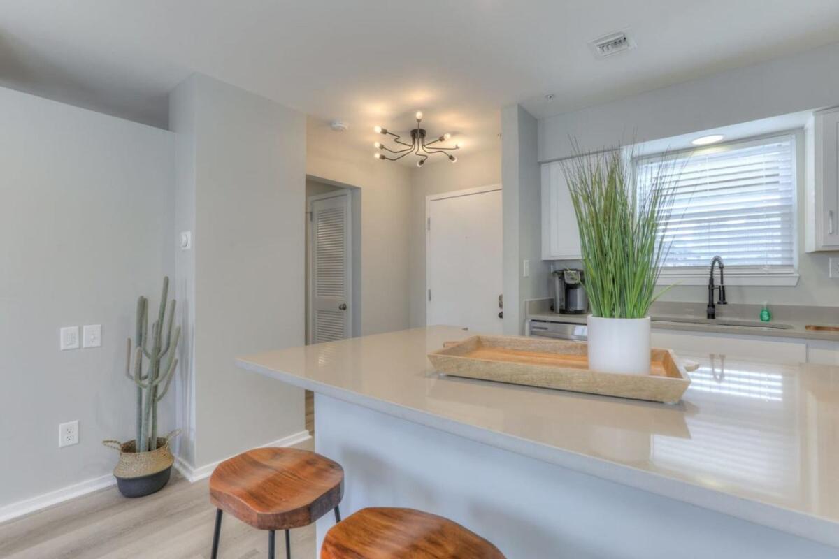 Walk To Broadway Riverfront Condo With Pool Nashville Buitenkant foto