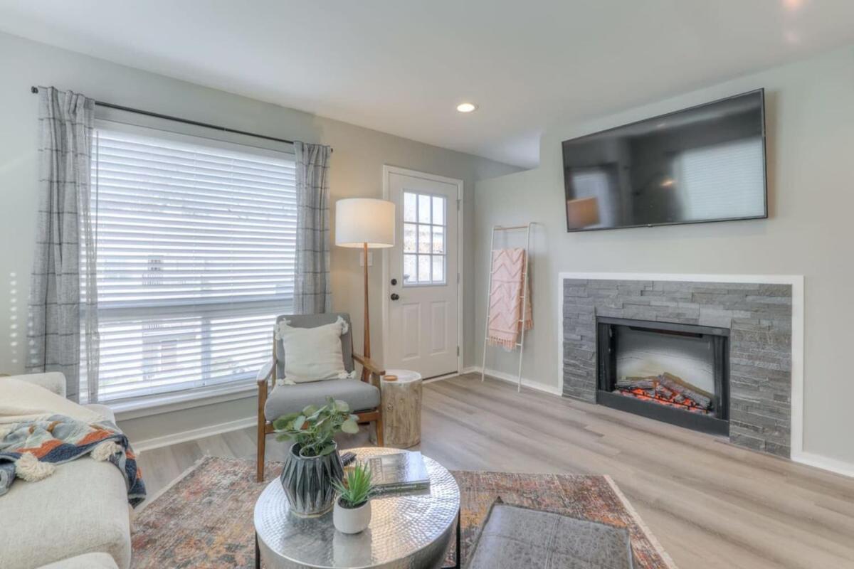Walk To Broadway Riverfront Condo With Pool Nashville Buitenkant foto